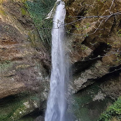 Водопад Пасть Дракона. Фото с сайта https://sochi-fornia.ru/vodopady-sochi-spisok-opisanii-foto/