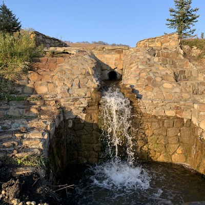 Водопад между прудами